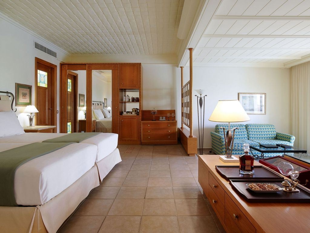 rooms-vip-suite-seafront-private-pool