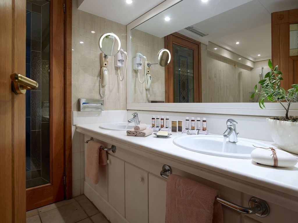 rooms-vip-suite-seafront-upper-floor