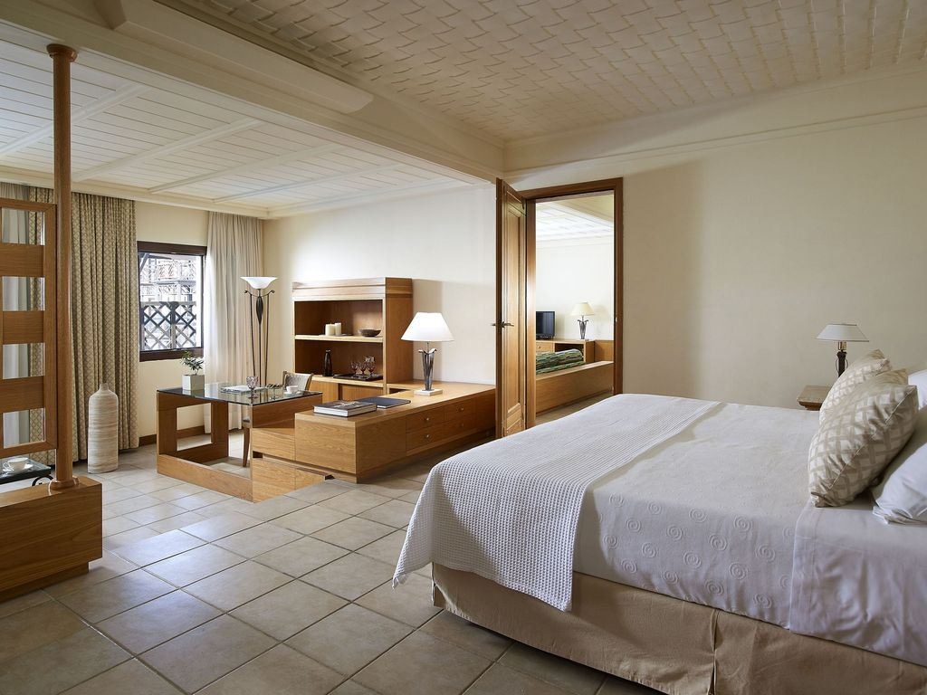 rooms-executive-suite-sharing-pool