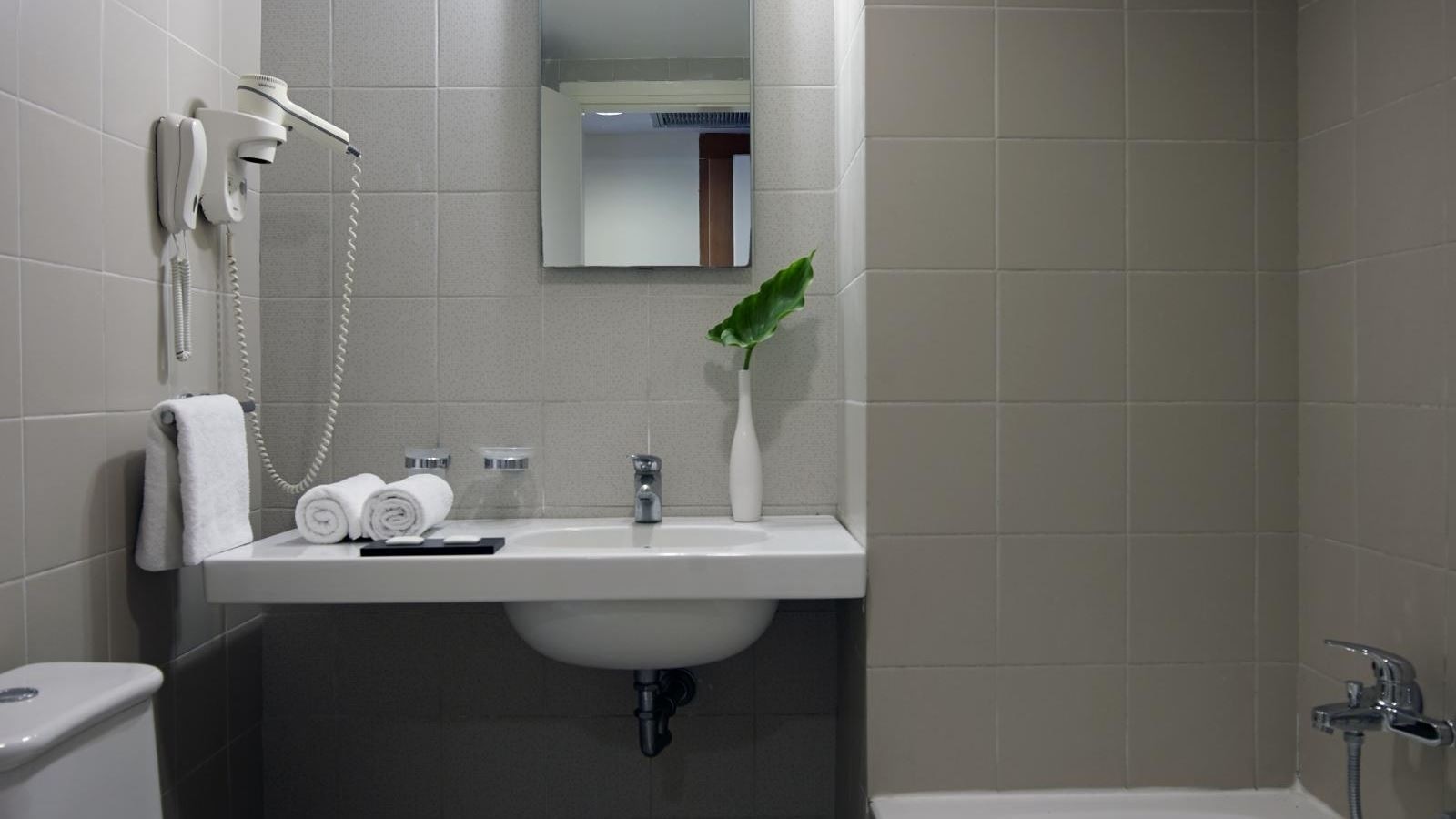 rooms-superior-double-twin-small-balcony