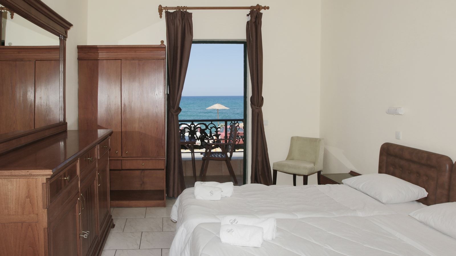 rooms-promo-family-room