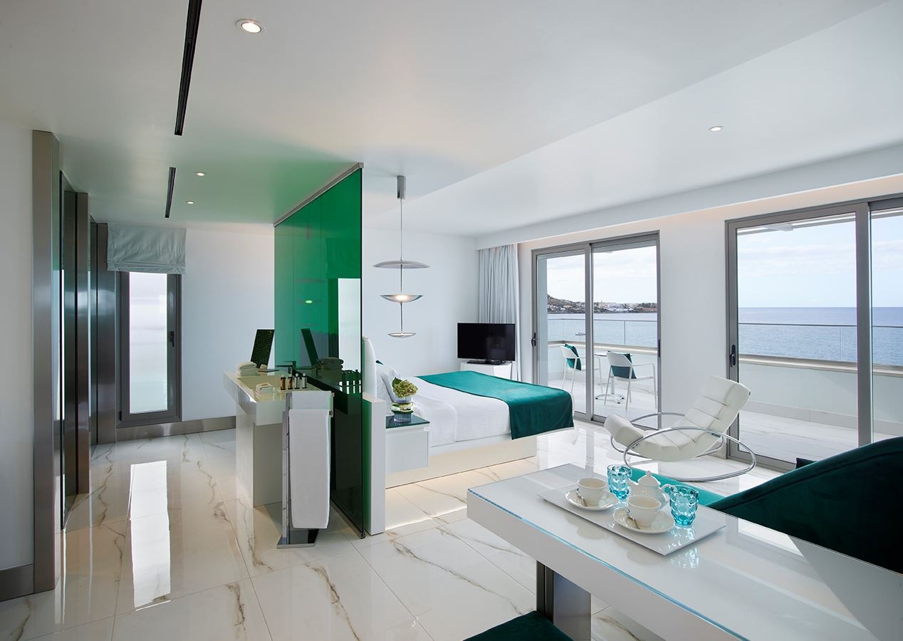rooms-gold-sky-suite-with-panoramic-sea-view