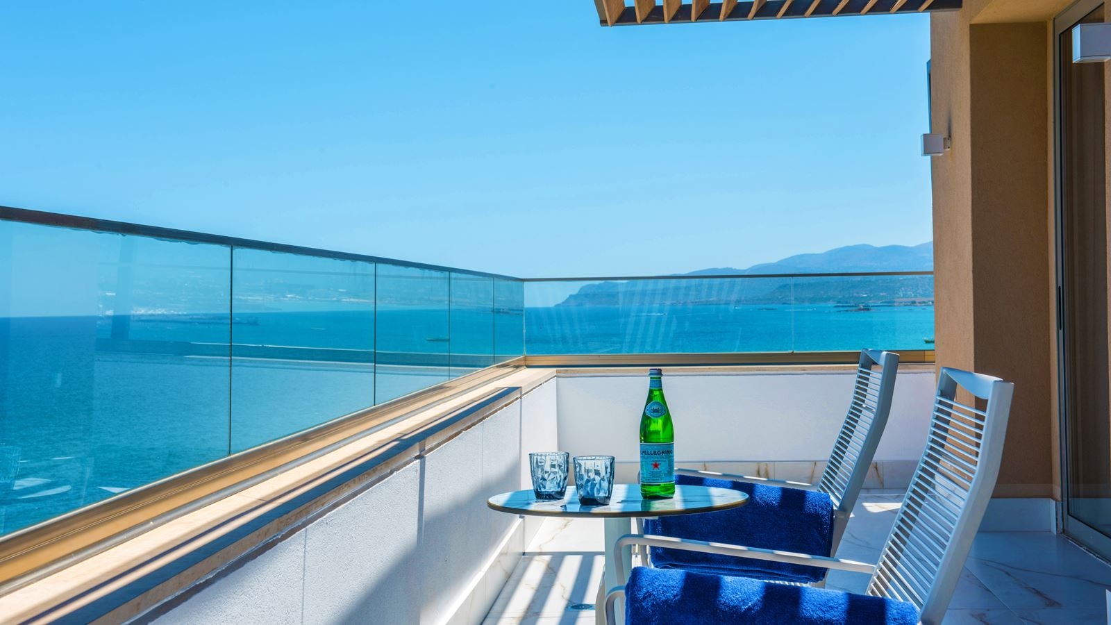 rooms-gold-sky-suite-with-panoramic-sea-view