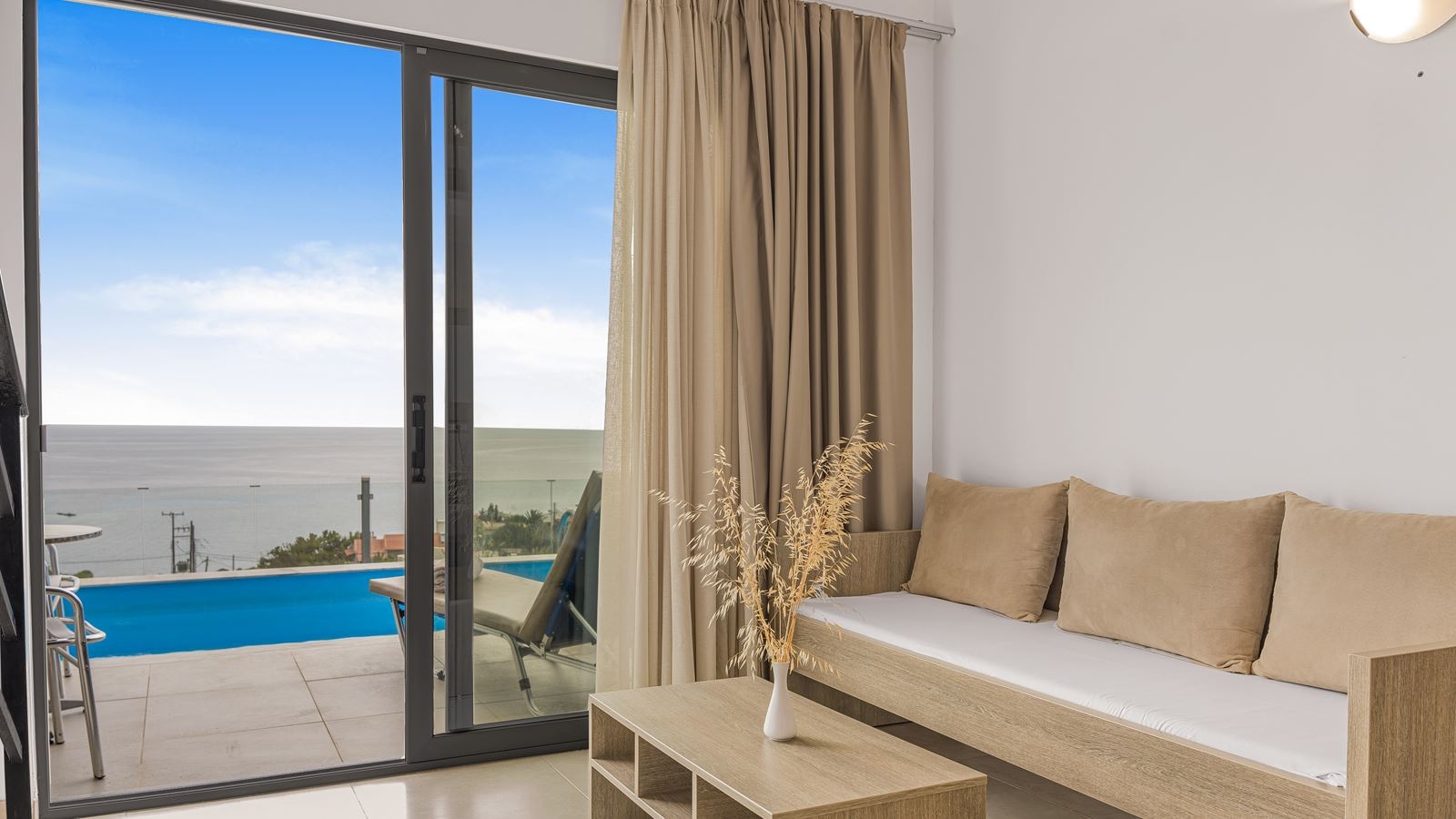 rooms-maisonaitte-sharing-pool---sea-view