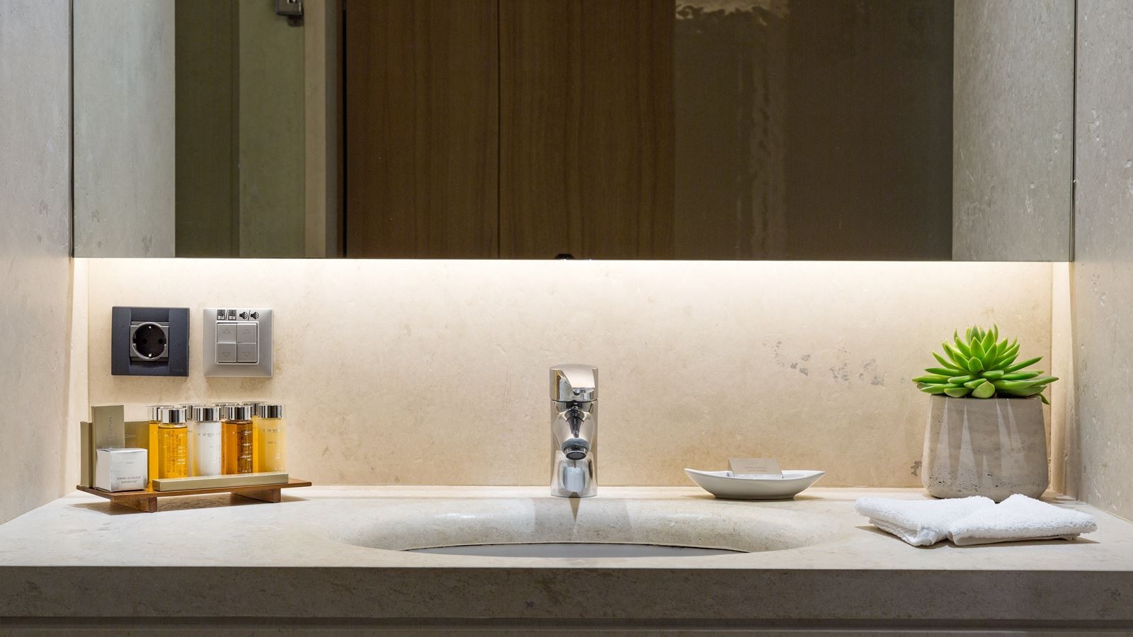 rooms-deluxe-double-room