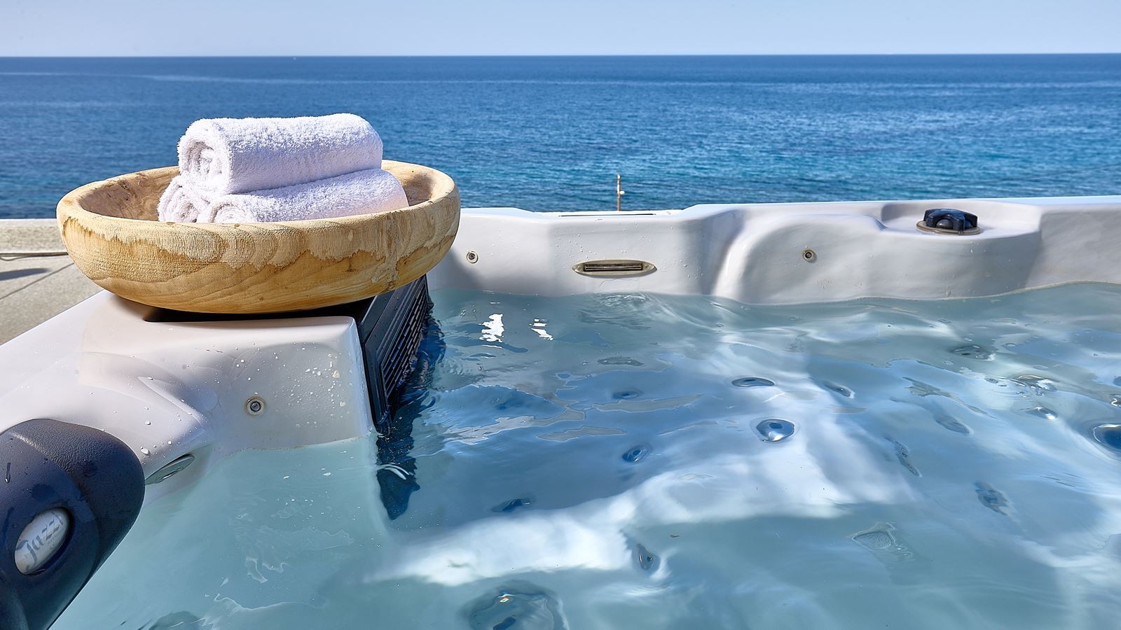 rooms-deluxe-room-open-air--jacuzzi