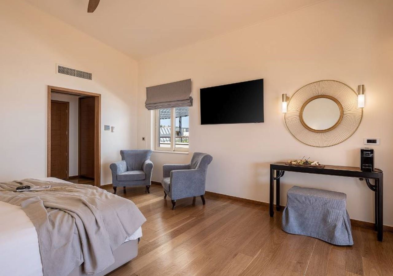 rooms-honeymoon-suite-with-outdoor-hot-tub