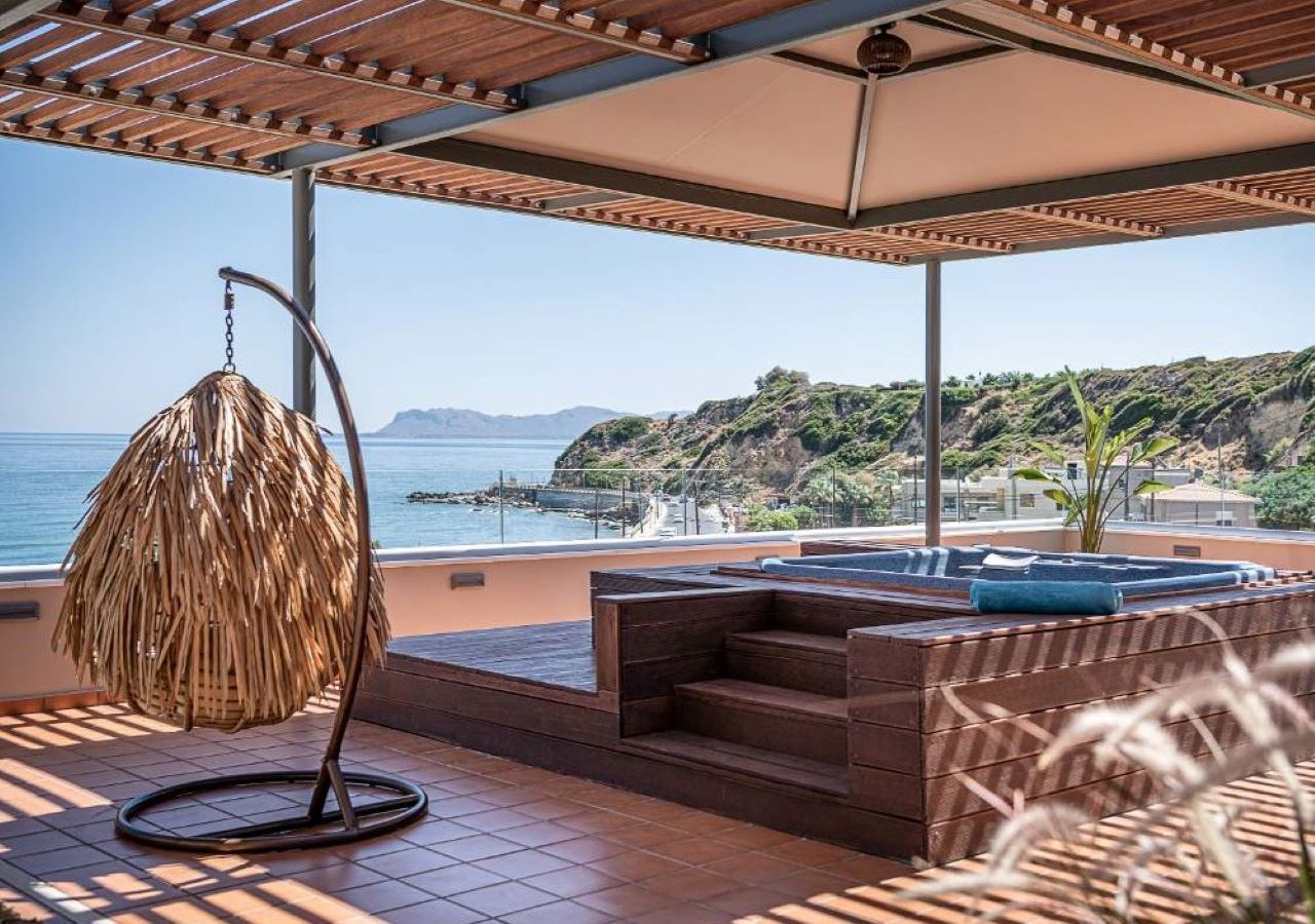 rooms-honeymoon-suite-with-outdoor-hot-tub