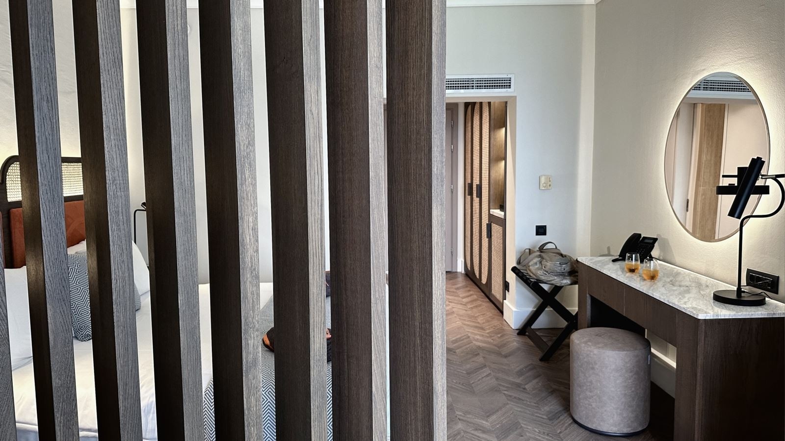 rooms-deluxe-double-sea-view-with-partition-and-seating-area