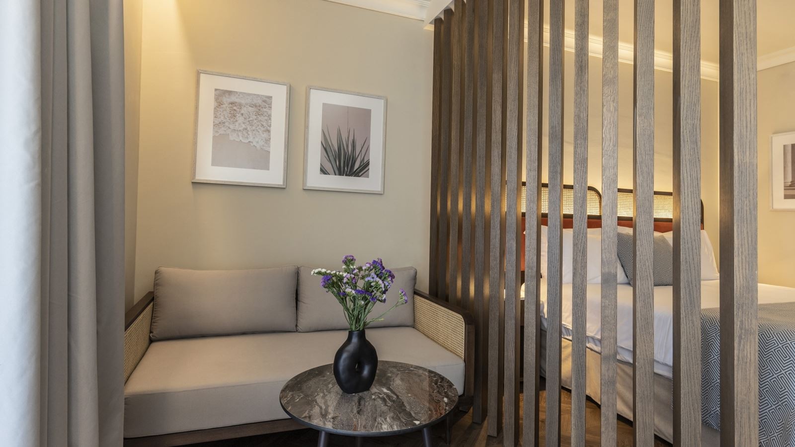 rooms-deluxe-double-inland-view-with-partition-and-seating-area