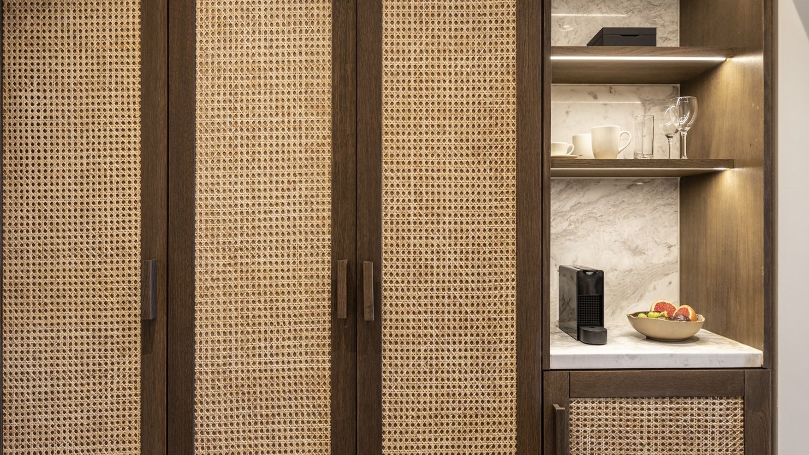 rooms-deluxe-double-sea-view-with-partition-and-seating-area