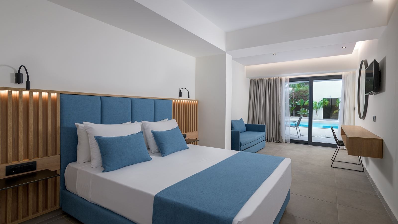 rooms-family-room-with-sharing-pool