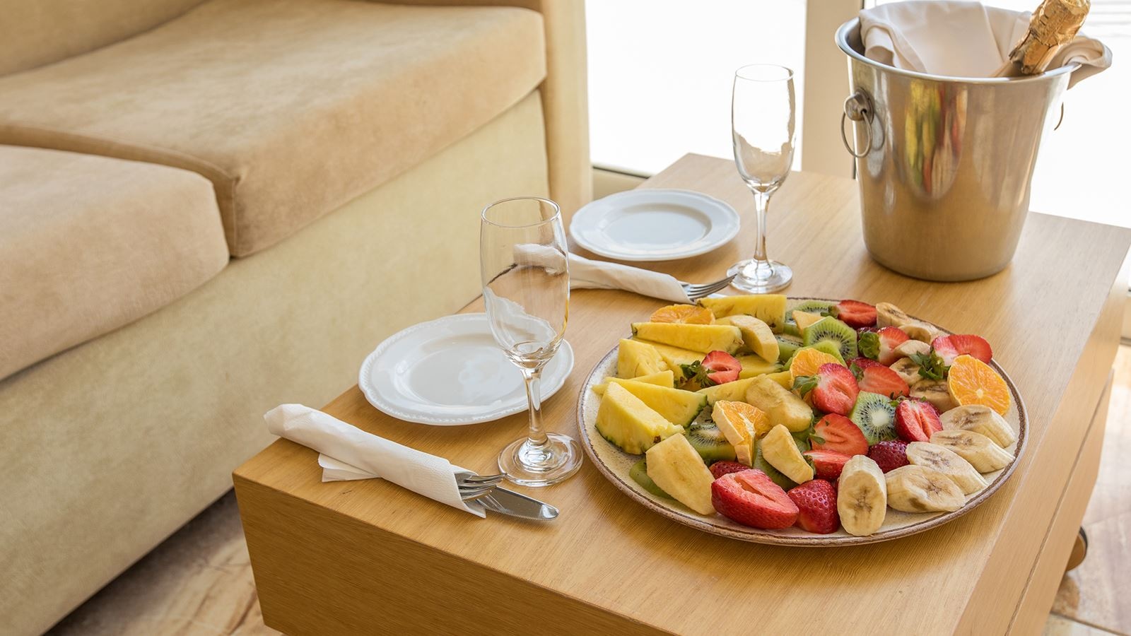 rooms-quadruple-sea-view-main-building-balcony