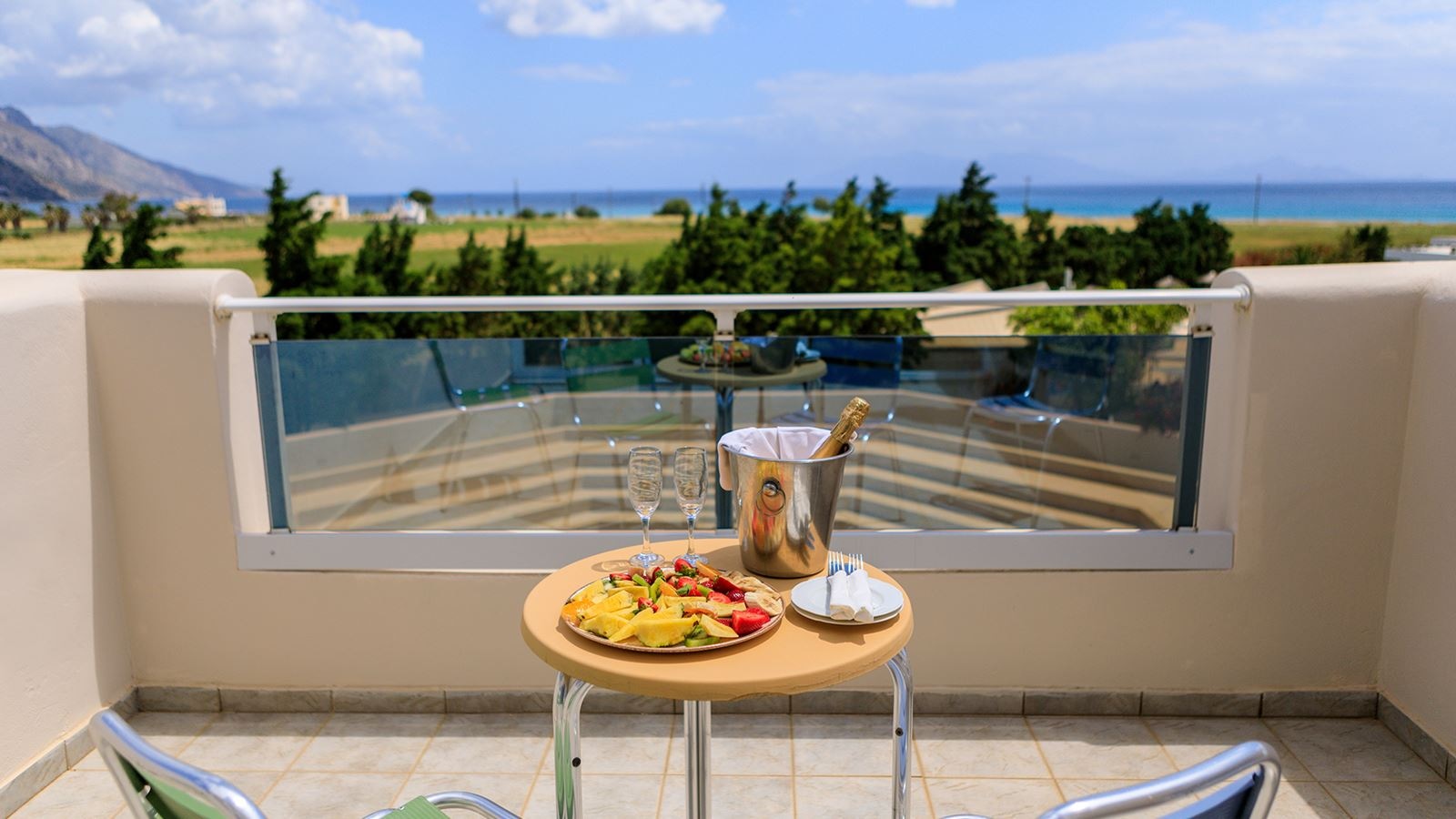 rooms-quadruple-sea-view-main-building-balcony