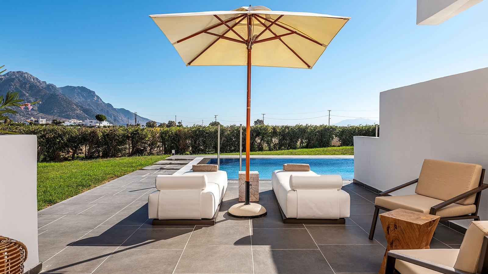 rooms-swim-up-bungalow-pool-view-terrace