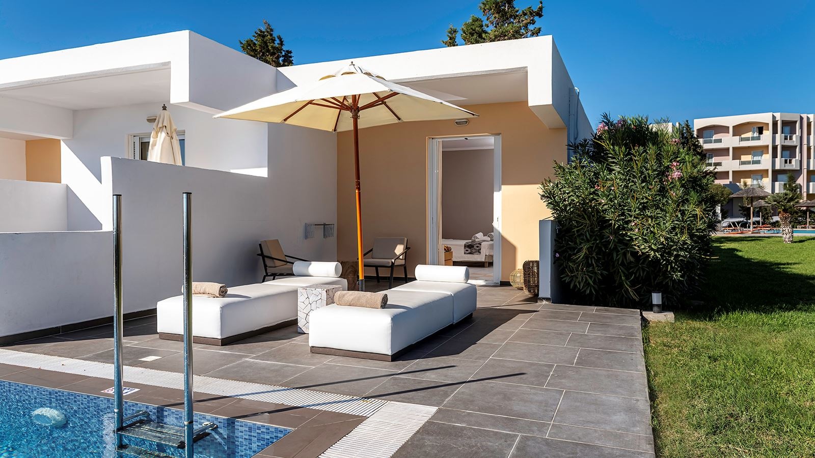 rooms-swim-up-bungalow-pool-view-terrace