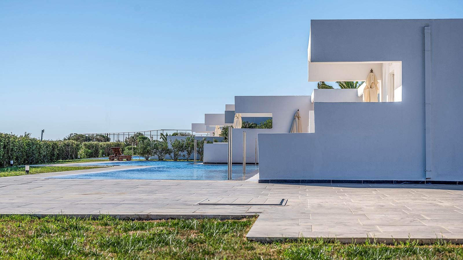 rooms-swim-up-bungalow-pool-view-terrace