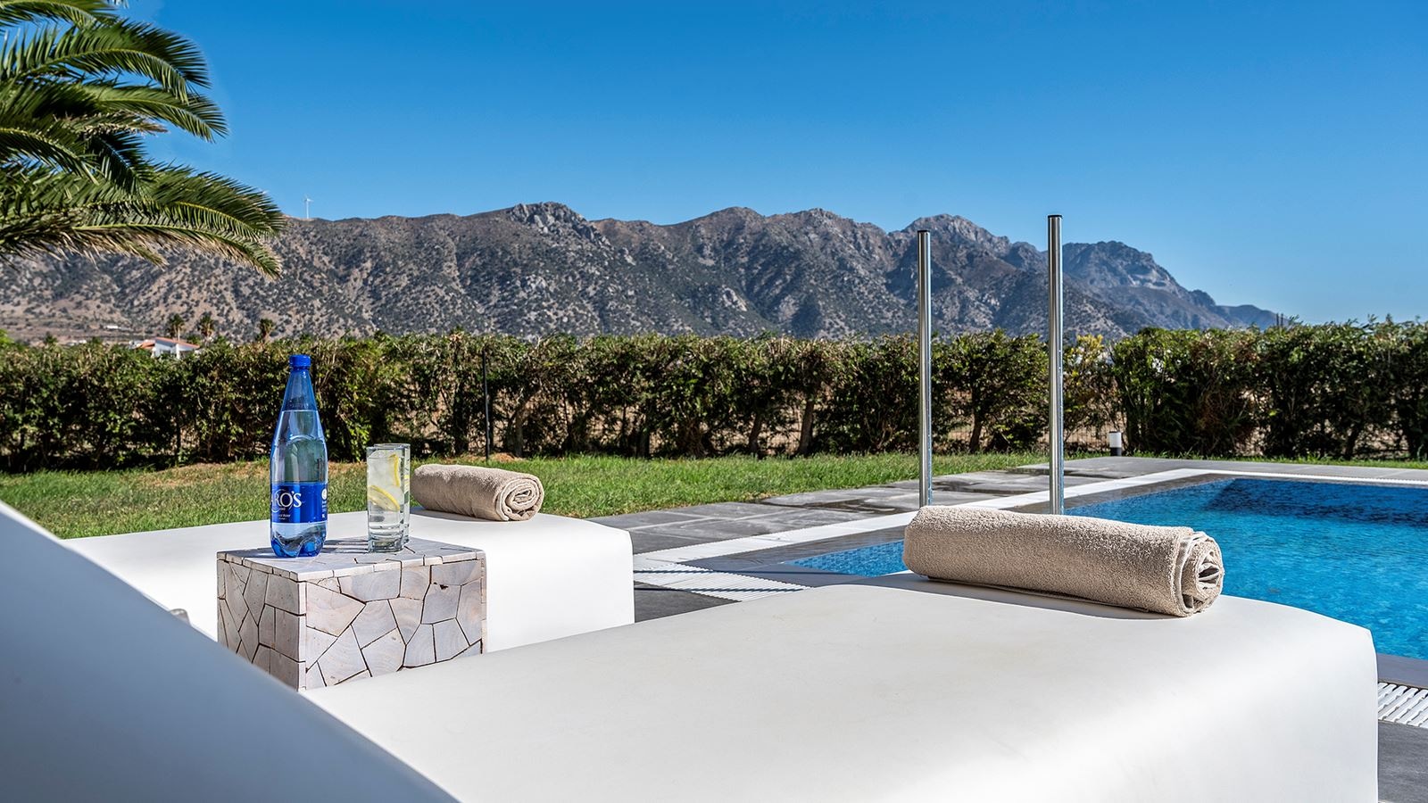 rooms-swim-up-bungalow-pool-view-terrace