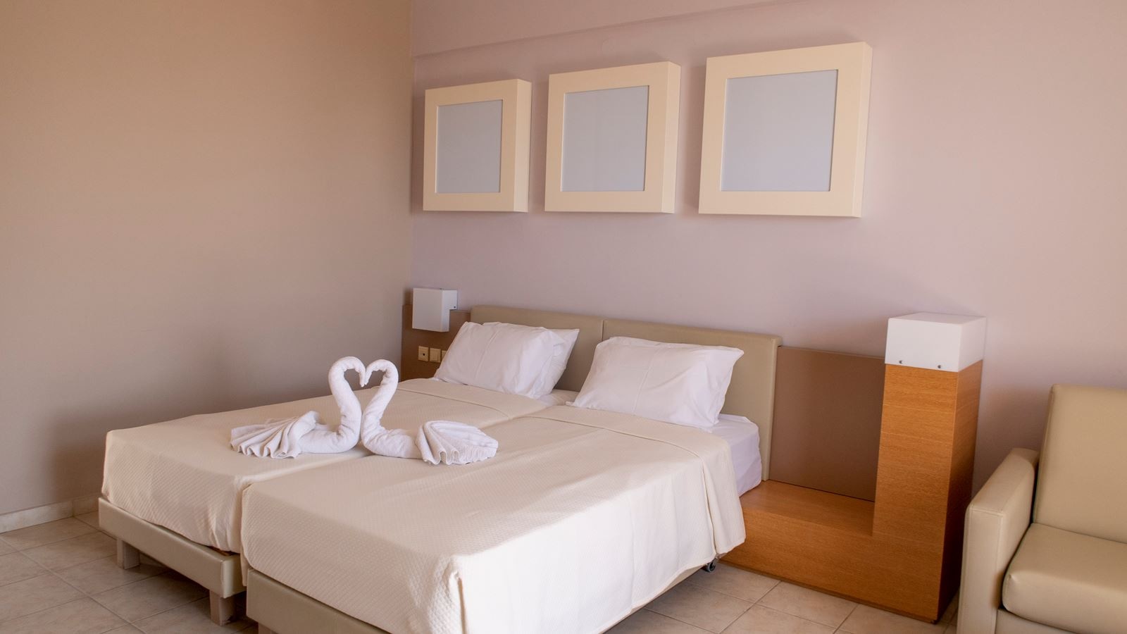 rooms-swim-up-bungalow-pool-view-terrace