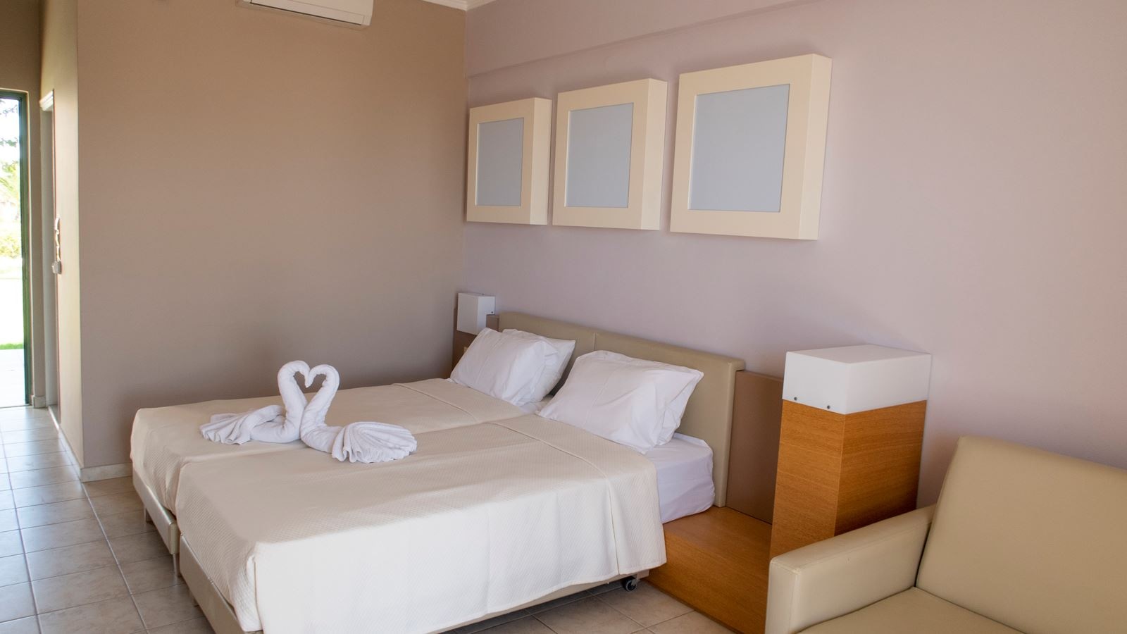 rooms-swim-up-bungalow-pool-view-terrace