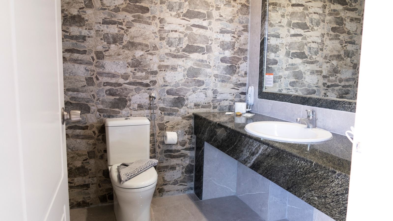 rooms-swim-up-bungalow-pool-view-terrace