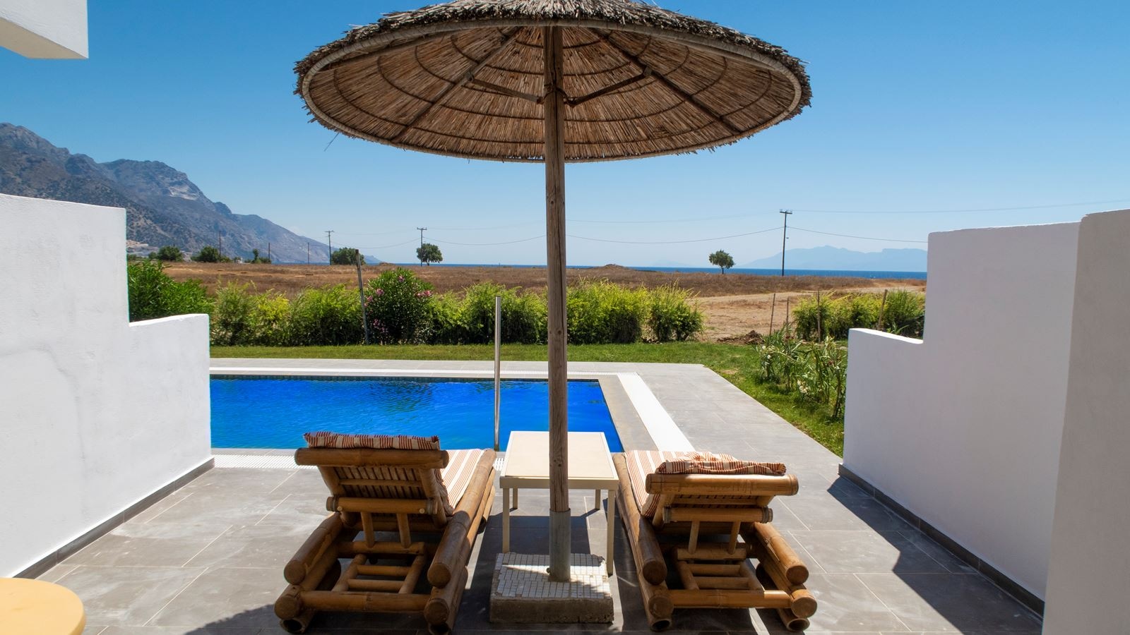 rooms-swim-up-bungalow-pool-view-terrace