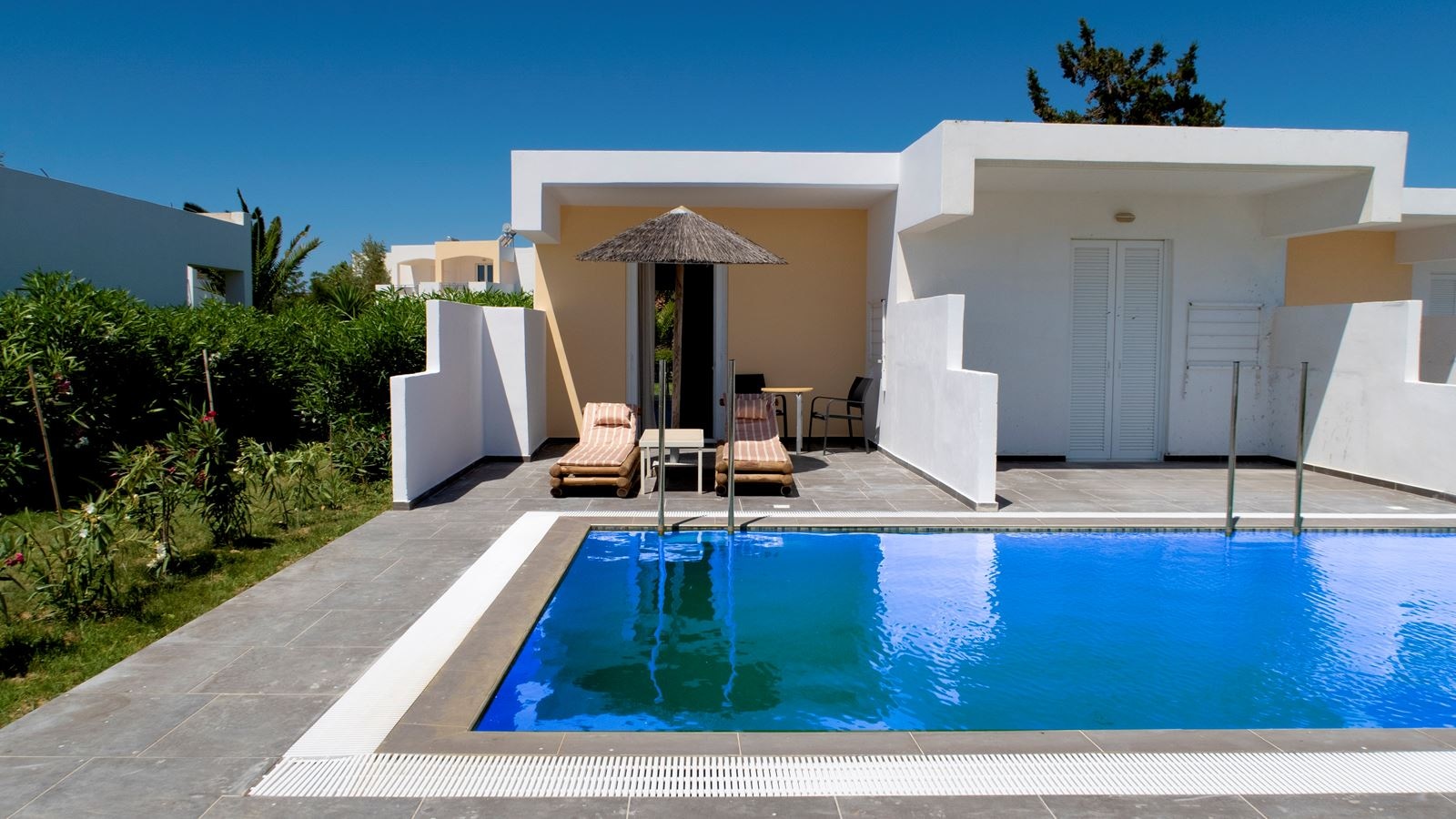rooms-swim-up-bungalow-pool-view-terrace