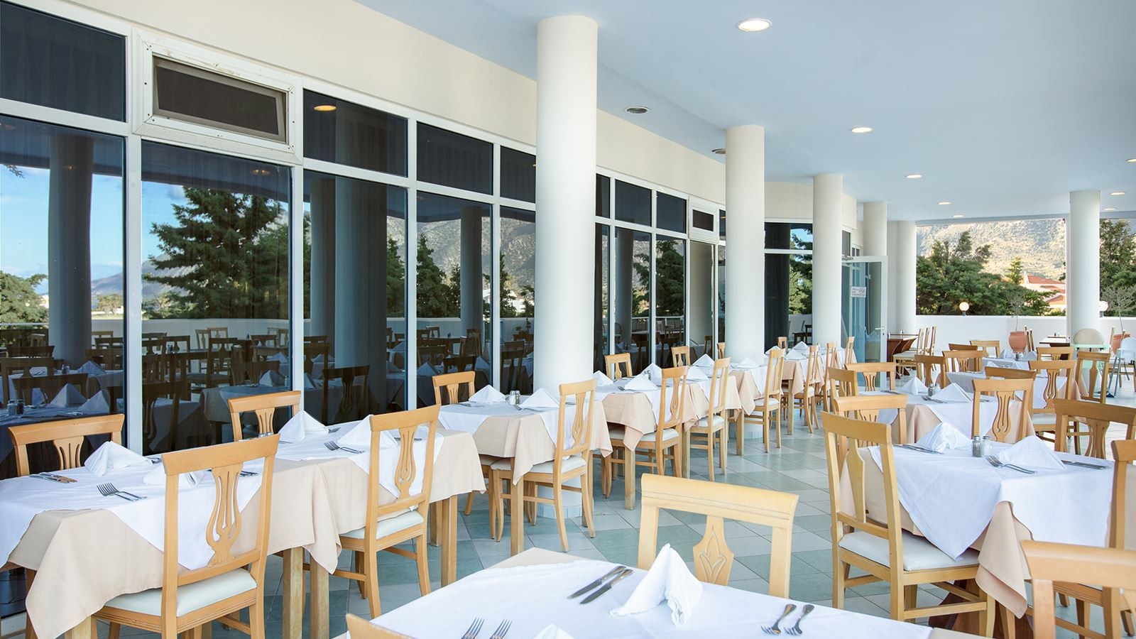 restaurants-taverna-and-pool-bar