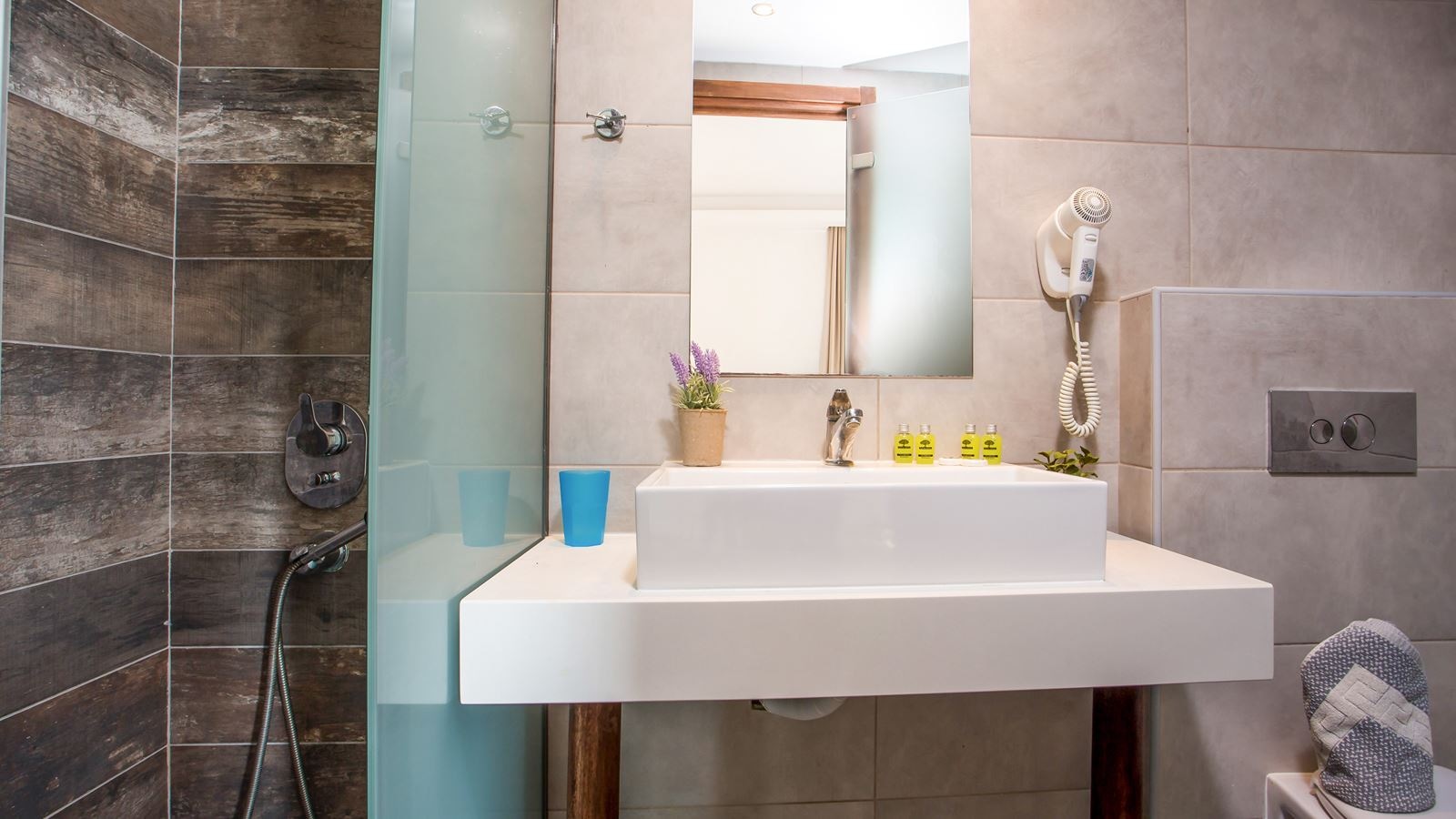 rooms-quadruple-room