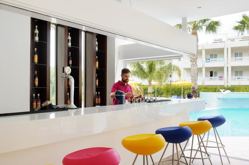 restaurants-main-bar