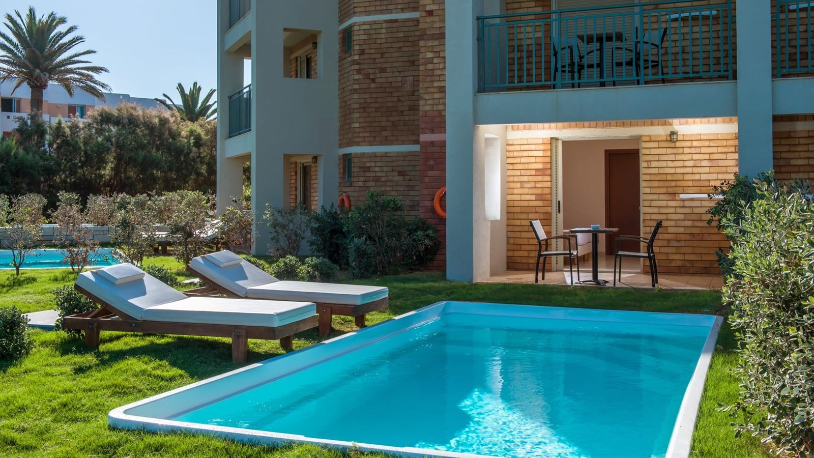 rooms-2-broom-family-room-private-pool