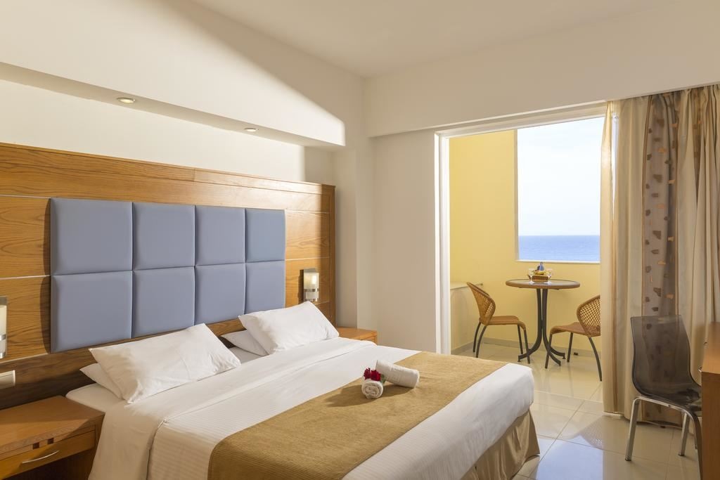 rooms-family-room-1-bedroom-seaview-balcony
