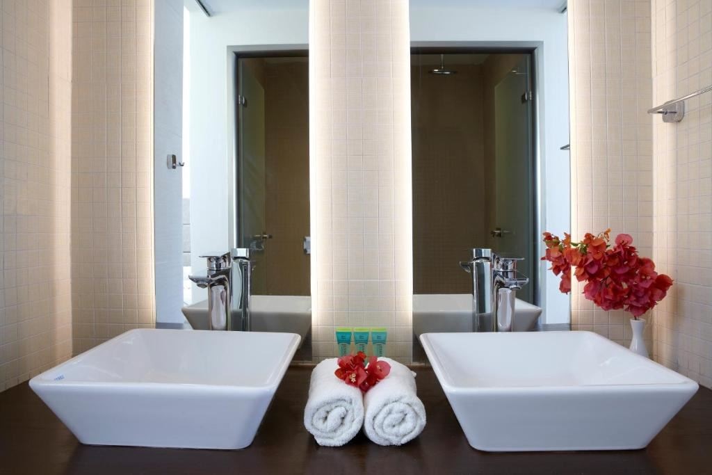 rooms-family-room-1-bedroom-poolview-balcony