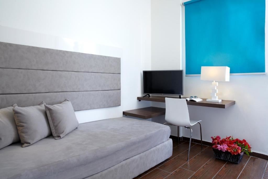 rooms-family-room-1-bedroom-poolview-balcony