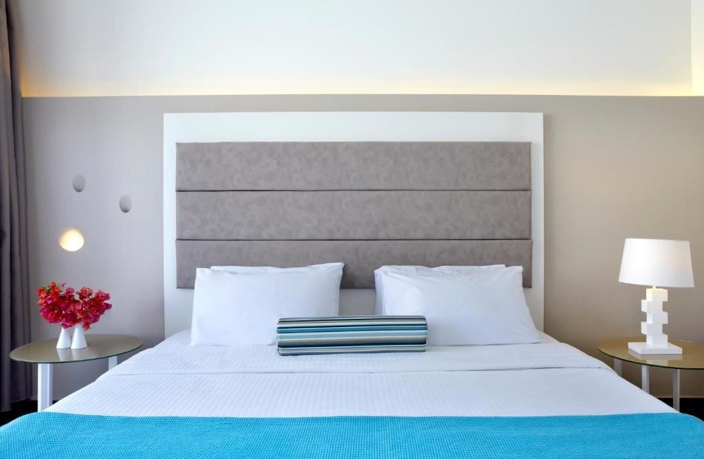 rooms-family-room-1-bedroom-poolview-balcony