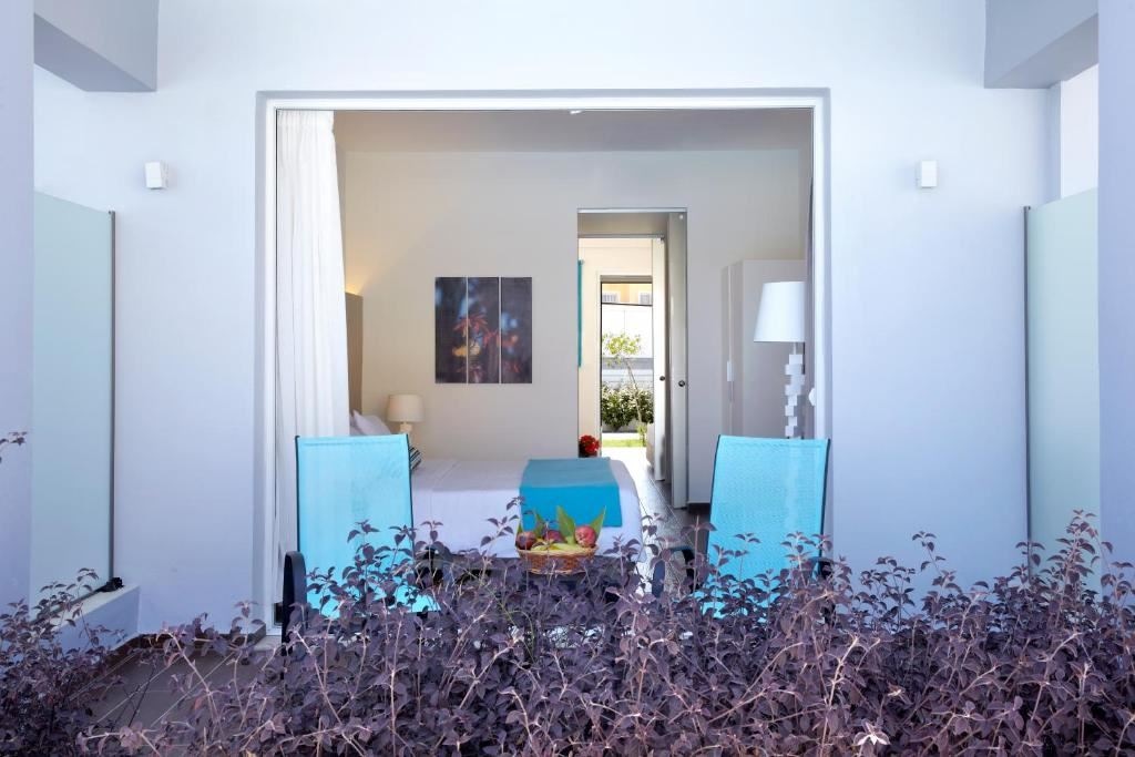 rooms-family-room-1-bedroom-poolview-balcony