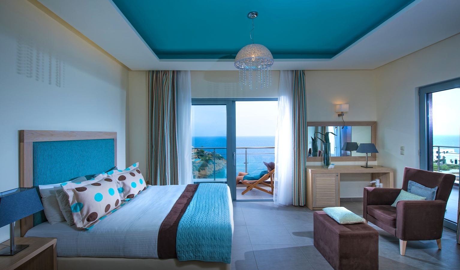 rooms-luxury-room-1-bedroom-sea-view-main-building