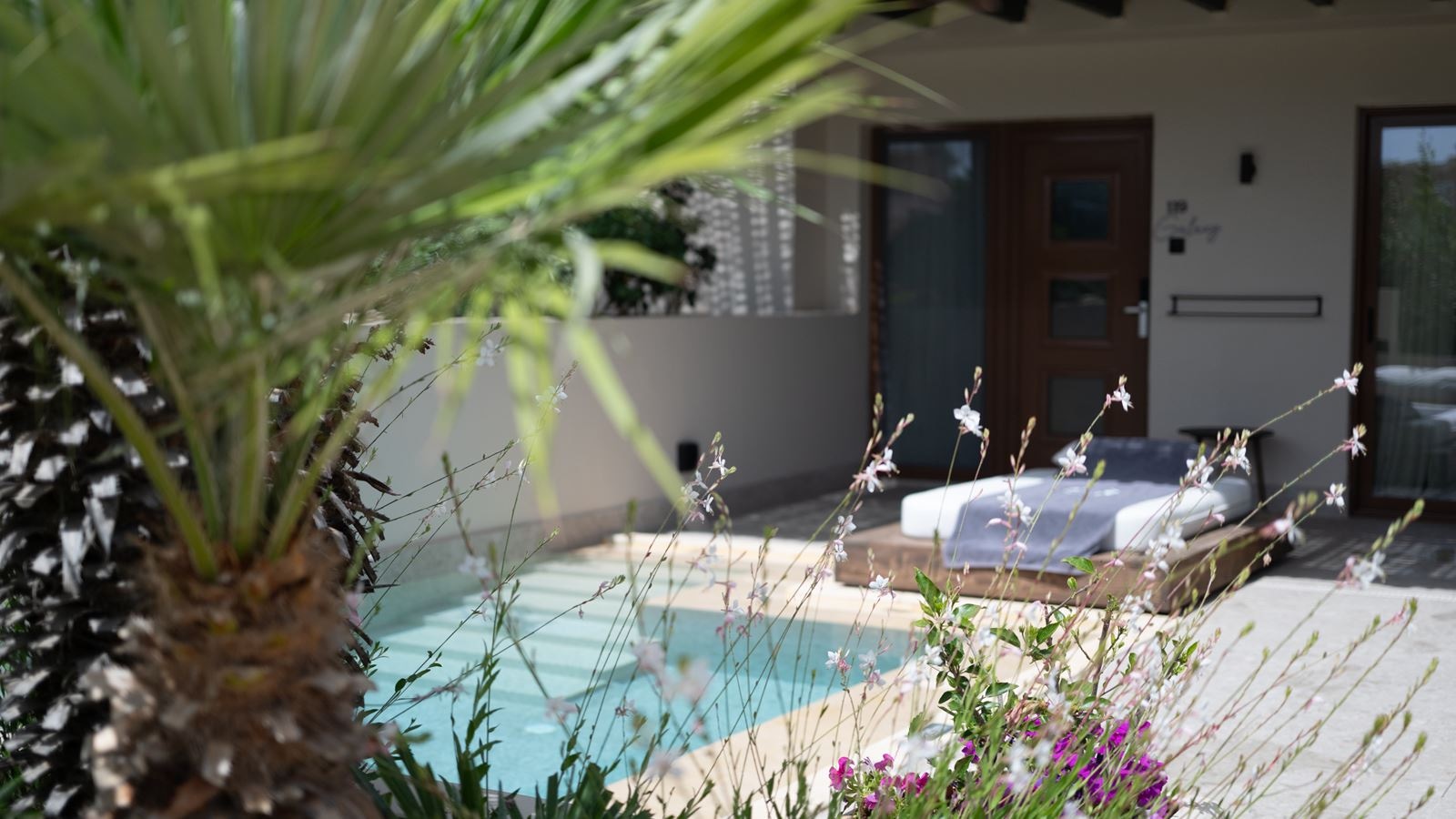 rooms-suite-one-bedroom-garden-view-private-pool