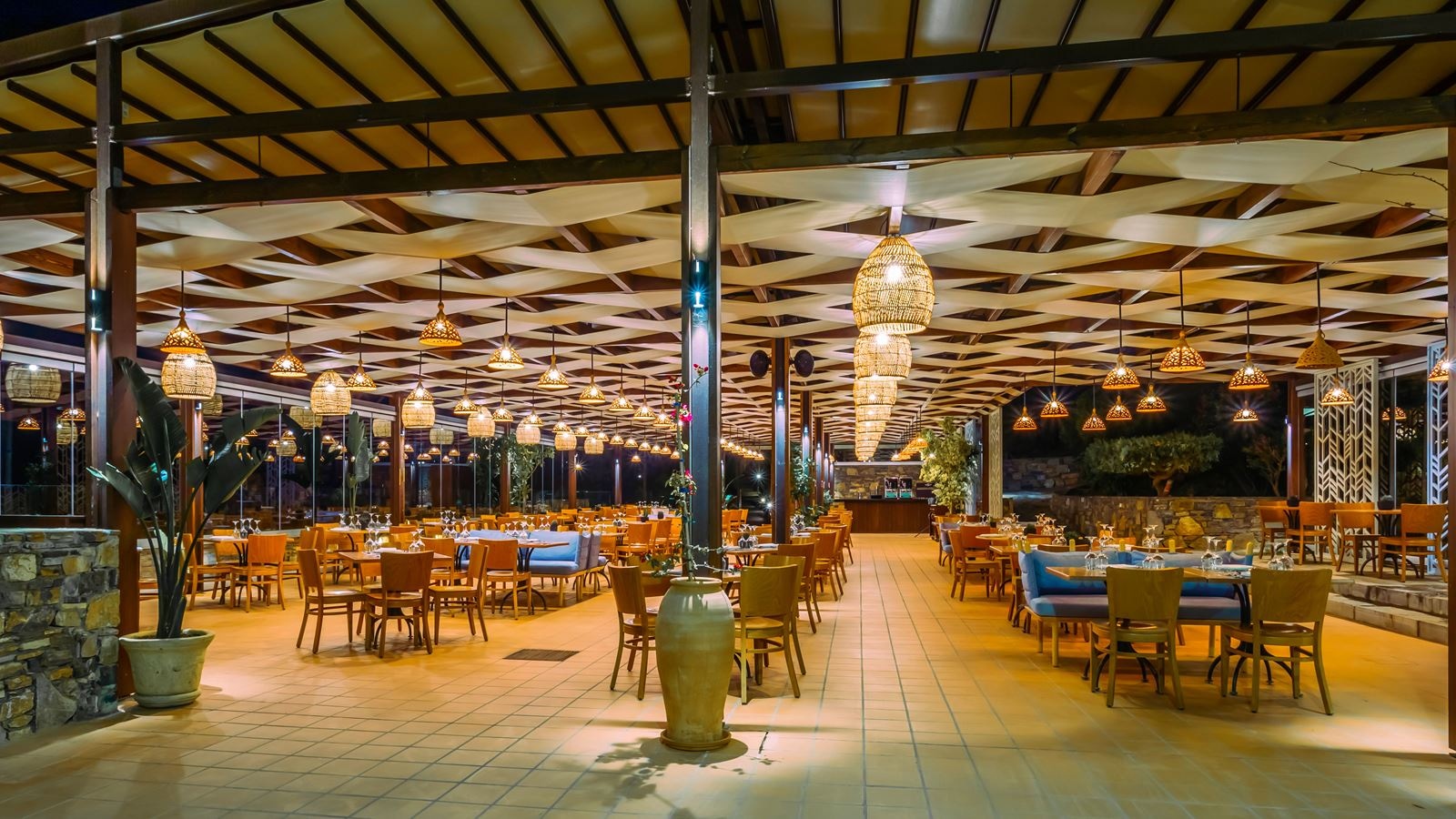 restaurants-amalthea-main-restaurant