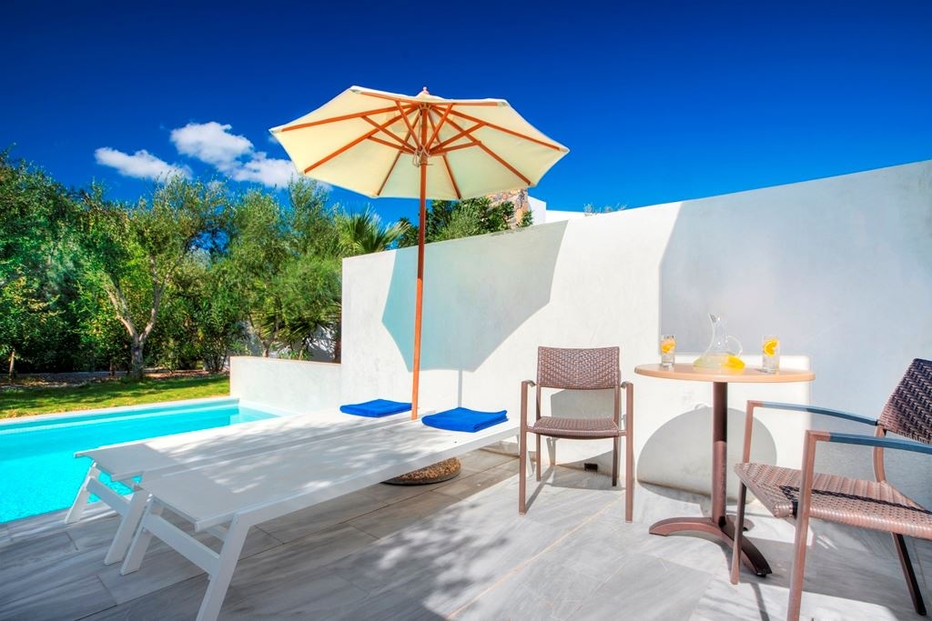 rooms-pool-casual-room-with-direct-access-to-shared-pool-pool-shared-between-maximum-3-rooms---id-6