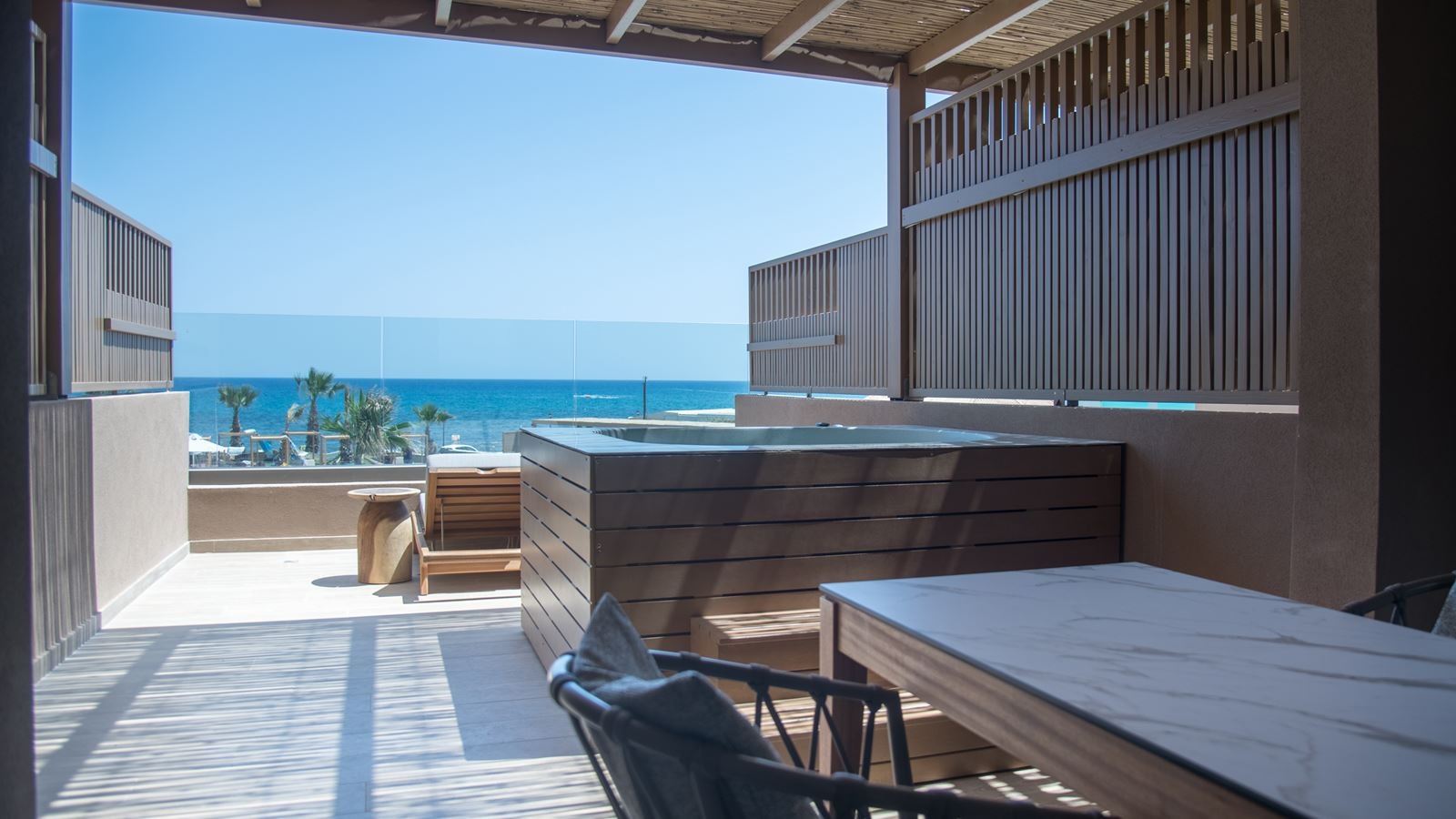 rooms-petite-suite-sea-view-outdoor-hot-tub