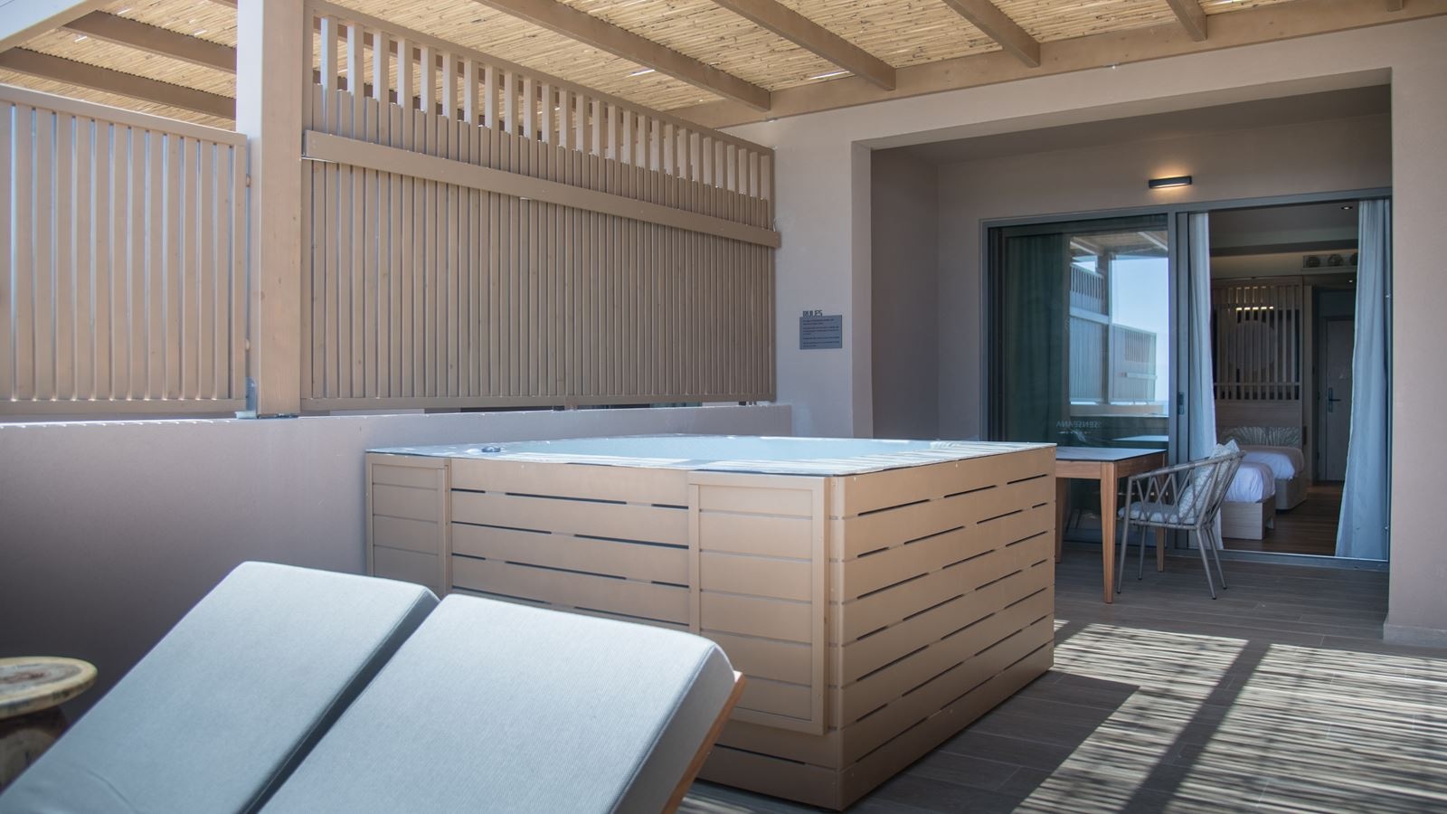 rooms-petite-suite-sea-view-outdoor-hot-tub