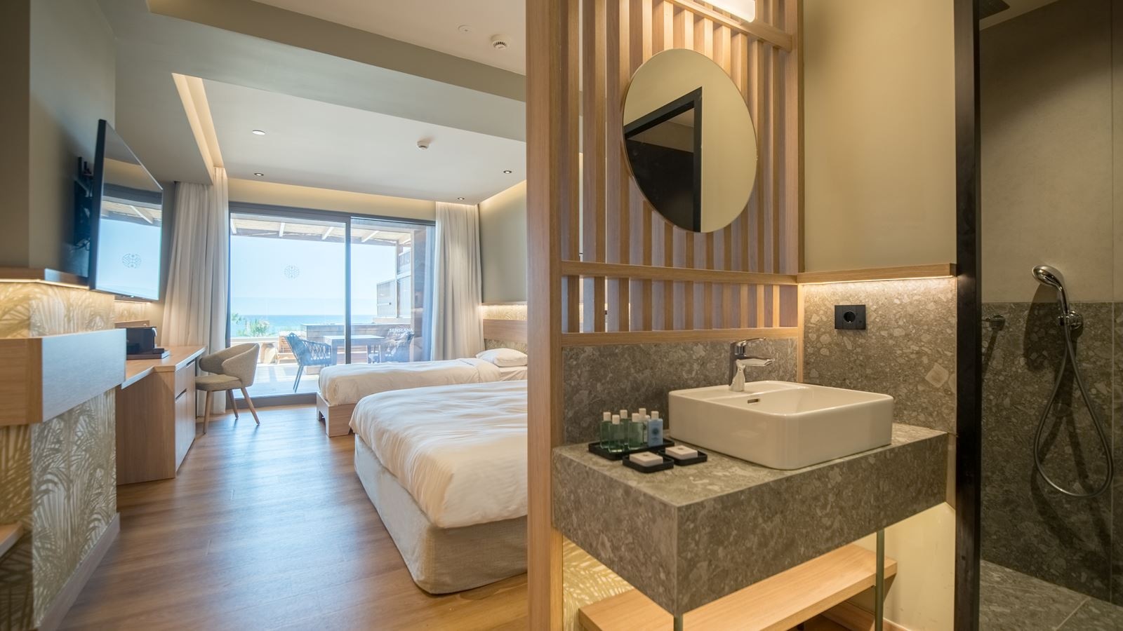 rooms-petite-suite-sea-view-outdoor-hot-tub