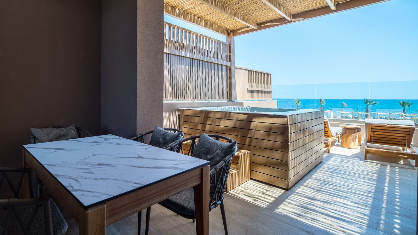 rooms-petite-suite-sea-view-outdoor-hot-tub