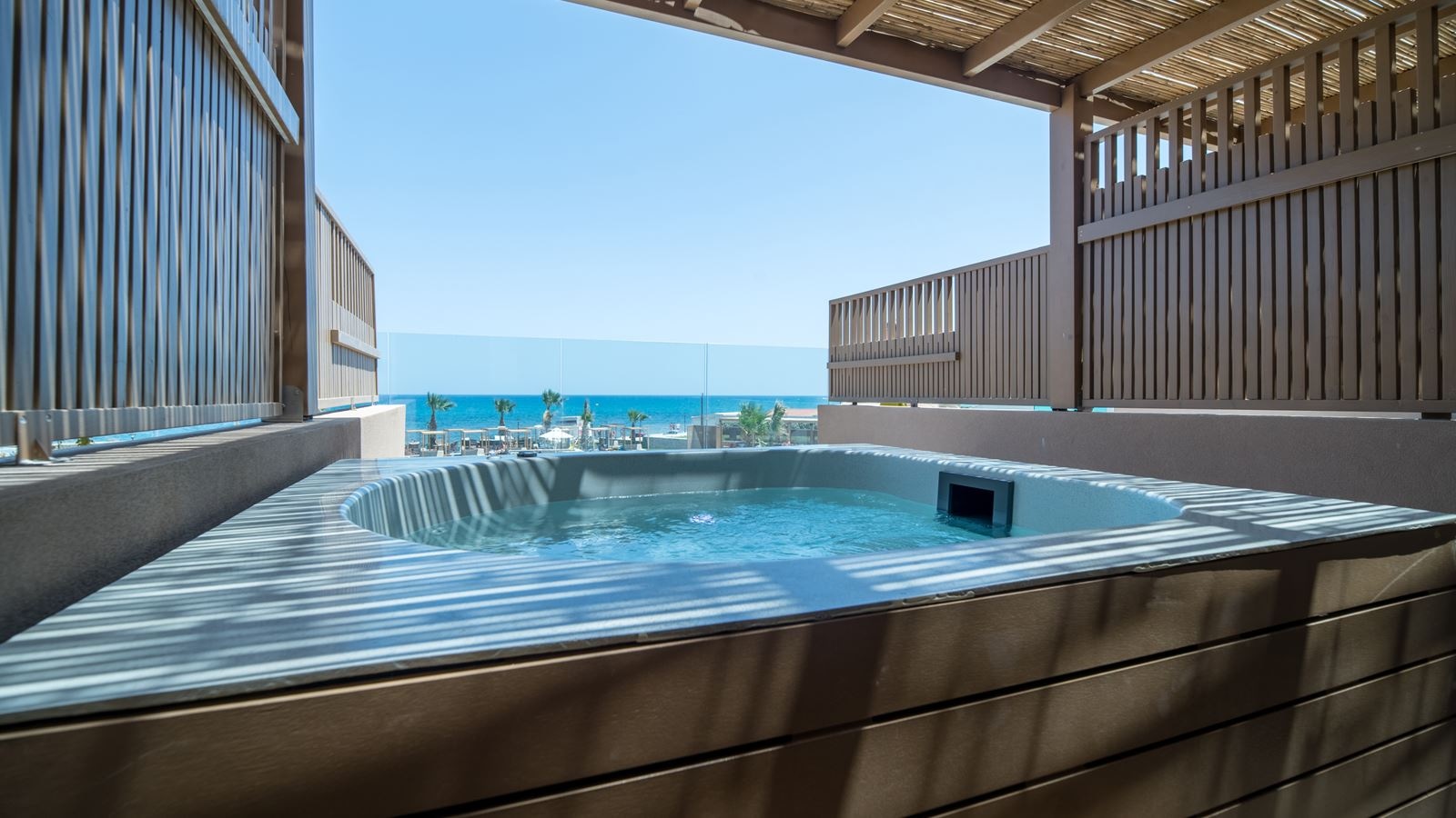 rooms-petite-suite-sea-view-outdoor-hot-tub