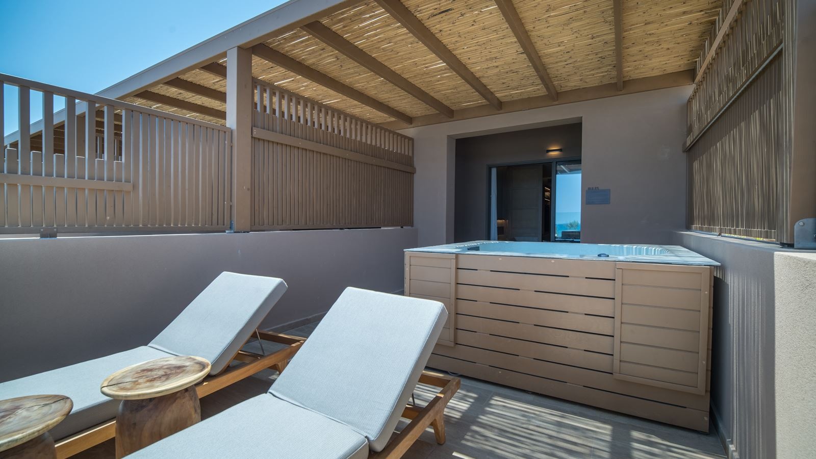 rooms-petite-suite-sea-view-outdoor-hot-tub