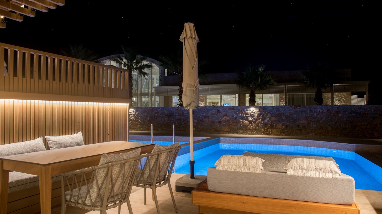 rooms-family-room-garden-view-with-private-pool