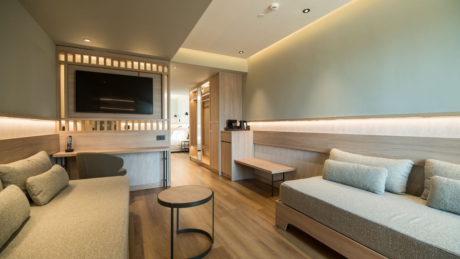 rooms-classic-family-room-garden-view