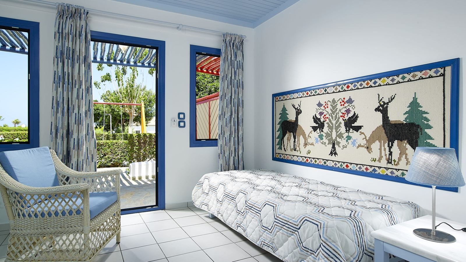 rooms-family-room--garden-view