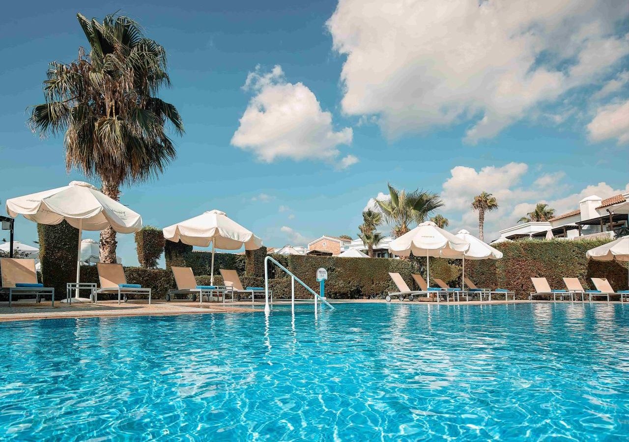 rooms-junior-suite-sharing-pool